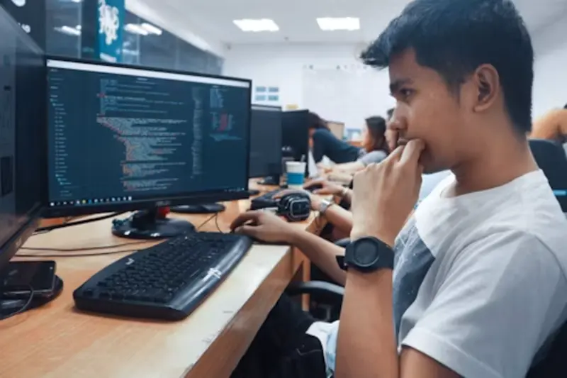 Alunos em aula do curso gratuito de informática básica do Instituto Politécnico do Brasil