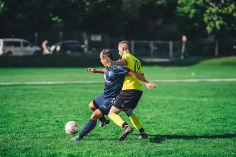 Crianças treinando na escolinha de futebol de base gratuita do IPB